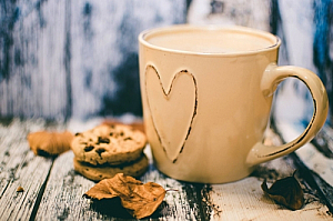 Coffee mug and cookies