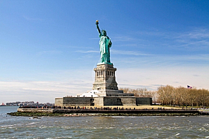 statue of liberty river monument